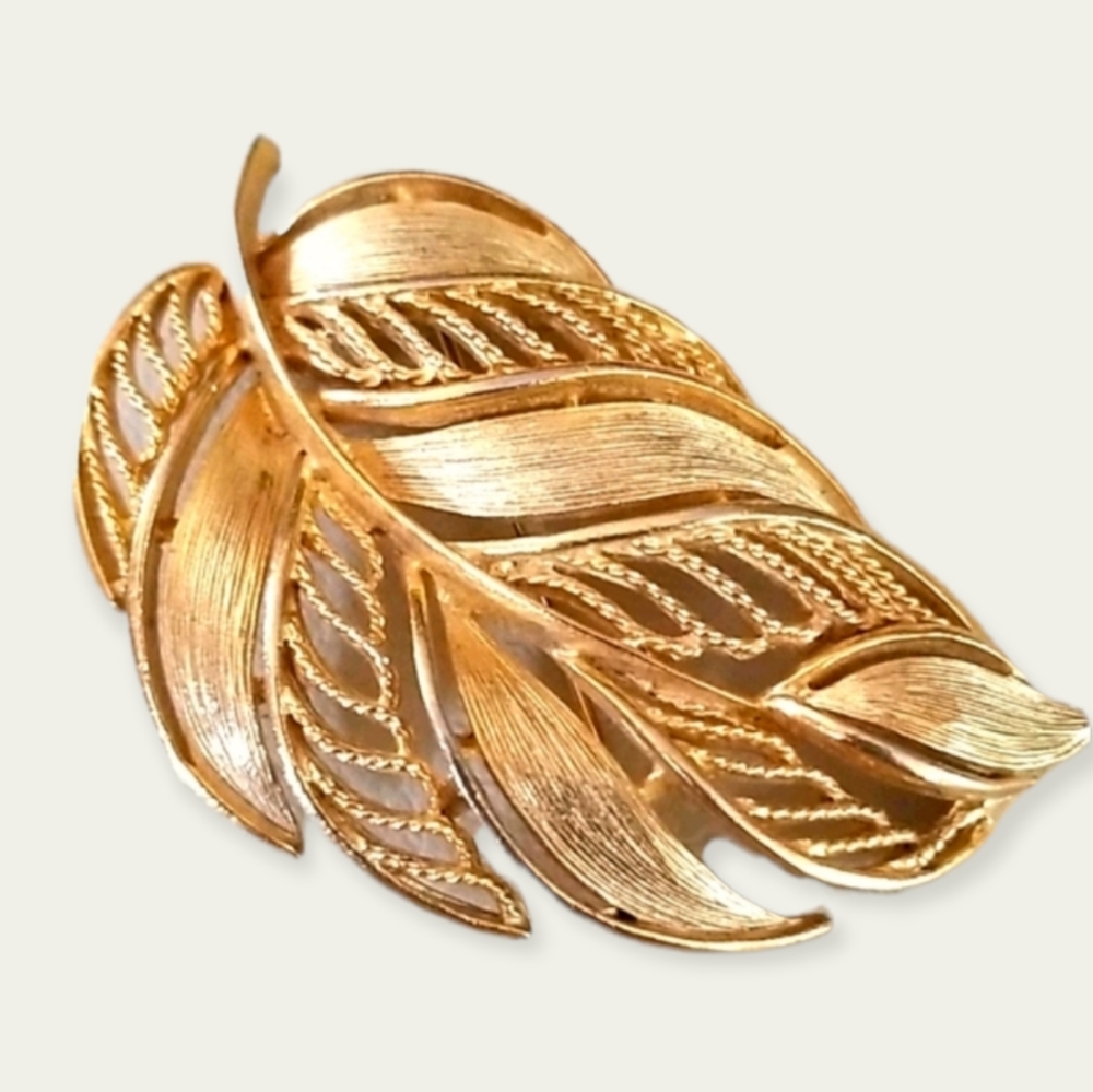 Vintage Signed LISNER Goldtone Leaf Brooch